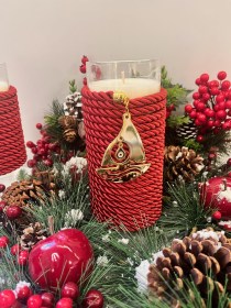 Χριστουγεννιάτικο ψηλό βάζο με διακόσμηση κόκκινο κορδόνι και γούρι